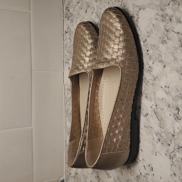 Trotters Liz Gold Metallic Leather Woven Slip on Loafers 8.5 N - Picture 2 of 9